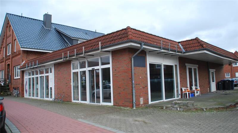 Apensen bekommt neue Hausarztpraxis mitten im Ort Nach der Sanierung wird das MVZ Afzali in dieses Gebäude in Apensen einziehen.