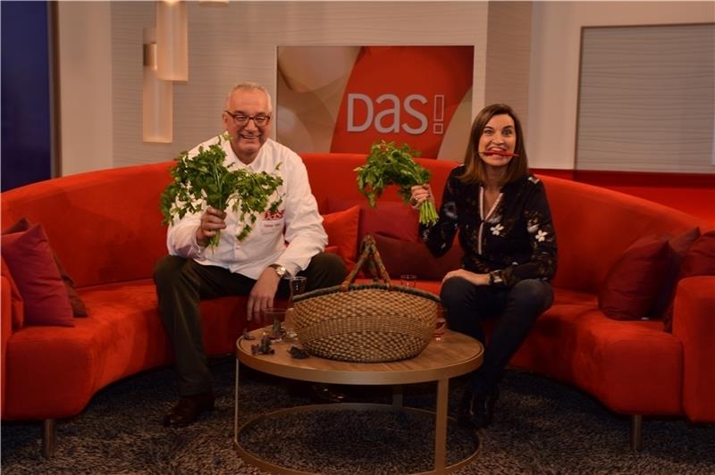 Nach der Show für einen Spaß zu haben: Rainer Sass und Moderatorin Inka Schneider schmücken sich auf dem Roten Sofa mit Gemüse. Fotos: Strüning