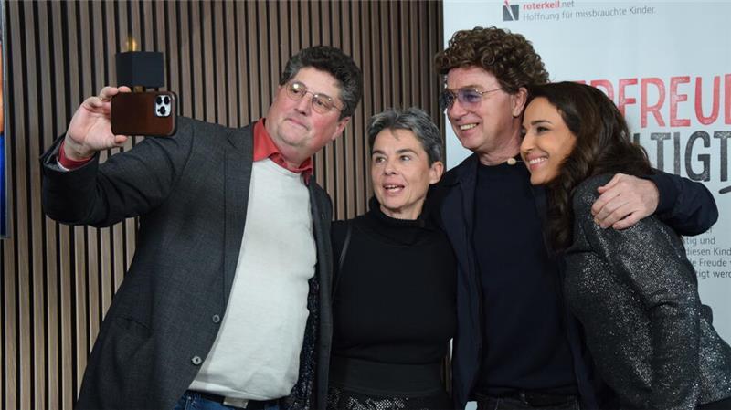 Nach der Show machen Gäste mit Atze Schröder Selfies. Bei dieser Aufname ist Christiane Strathaus (2. von links) von dem Netzwerk Roter Keil mit dabei.