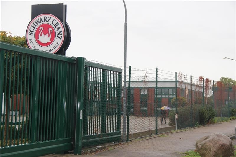 Nach der Stilllegung von Schwarz Cranz und der Schwesterfirma „1852 Delikatessen Manufaktur“ liegt das 3,7 Hektar große Betriebsgelände an der Justus-von-Liebig-Straße brach. Die neuen Eigentümer der Immobilie sind für die Gemeinde nicht zu