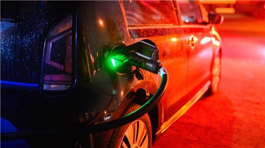 Nach der Streichung der Elektroauto-Kaufprämie Ende 2023 brachen die Verkaufszahlen von Elektrofahrzeugen an private Autofahrer ein; diese Phase ist laut HUK Coburg beendet. (Symbolbild)