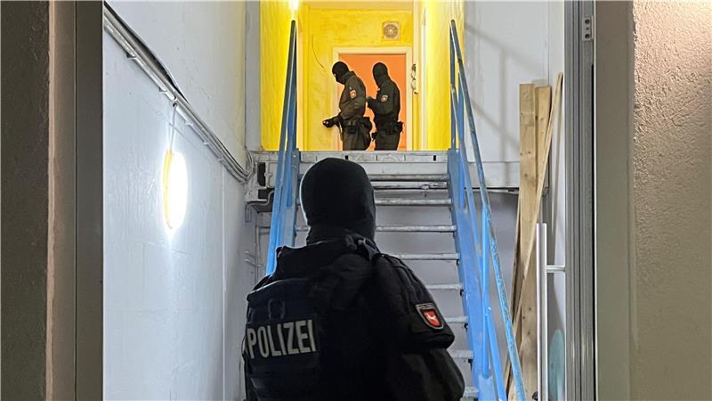 Nach der Tat am Stader Bahnhof stürmten Spezialkräfte ein Haus in Stade.