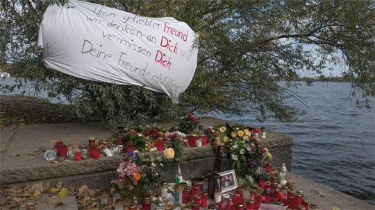 Nach der Tat erinnerten Kerzen und Blumen an den ermordeten 16-Jährigen. (Archivbild)