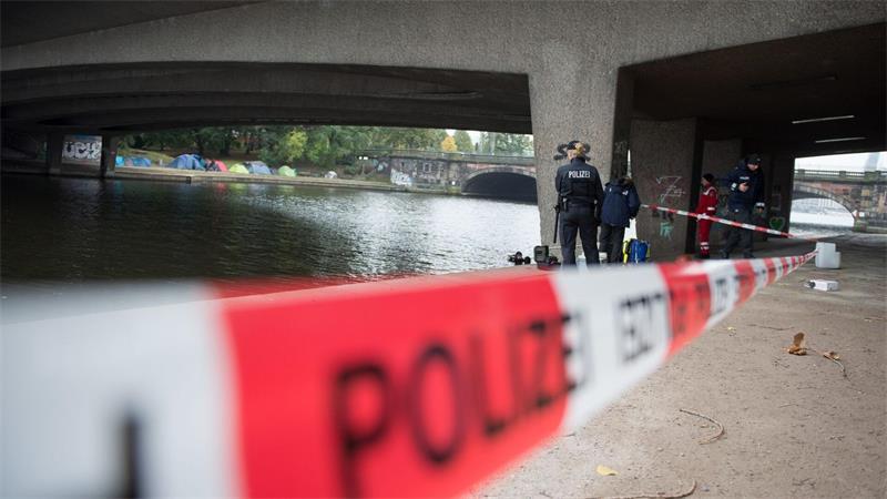Zehn Jahre nach Mord an der Alster - Kein „Cold Case“ Nach der Tat sperrte die Polizei den Tatort ab. (Archivbild)