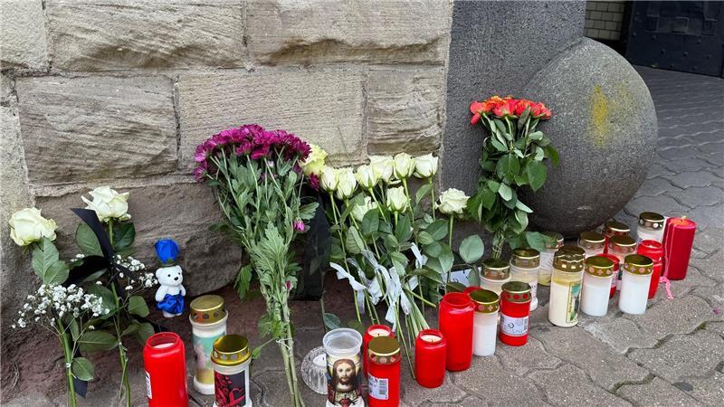 Spendenaktion für Familie des getöteten Polizisten gestartet Nach der Tat wurden Blumen und Kerzen vor der Polizeiinspektion Völklingen abgelegt. (Archivbild)