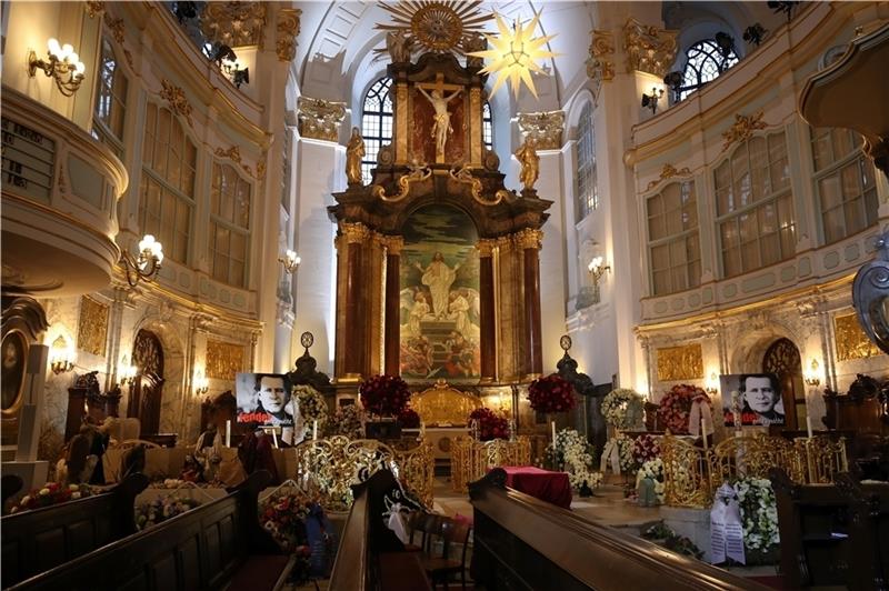 Nach der Trauerfeier für Jan Fedder („Großstadtrevier“) liegen zahlreiche Kränze im Altarraum des Michels. Foto: Reinhardt/dpa