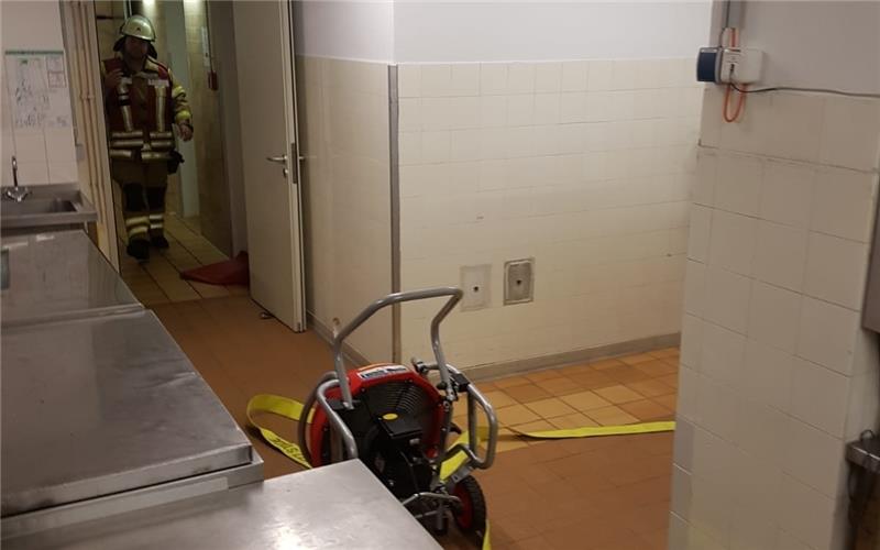 Nach der Übung werden die Räume belüftet. Foto Hundsdörfer/Feuerwehr