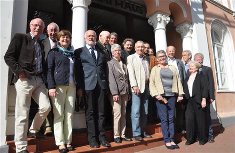 Nach der Verleihung der Ehrenamtskarte: die Mitglieder des Vereins „Bäuerliches Hauswesen Bliedersdorf“ mit Bürgermeister Matthias Herwede (hinten) vor dem Horneburger Rathaus.  Foto Wahba