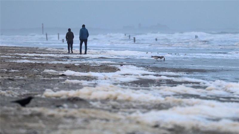Nach der Vorhersage des Deutschen Wetterdienstes sind an der Küste orkanartige Sturmböen mit bis zu 110 Kilometer pro Stunde möglich. 