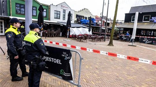 Nach der beendeten Geiselnahme in einem Café im niederländischen Ede werden die Spuren gesichert.