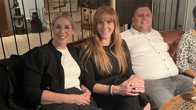 Nach der entschiedenen Samtgemeindebürgermeister-Wahl war die SPD in Feierlaune (von links): Vivian Santjer, Maren Kleinschmidt mit Ehemann Dennis Kleinschmidt.