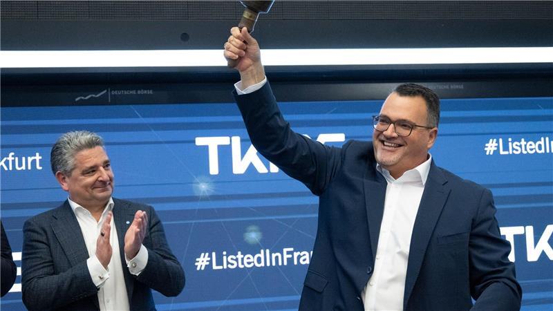 Nach der ersten Börsennotierung von TKMS wird die Glocke geschwungen.