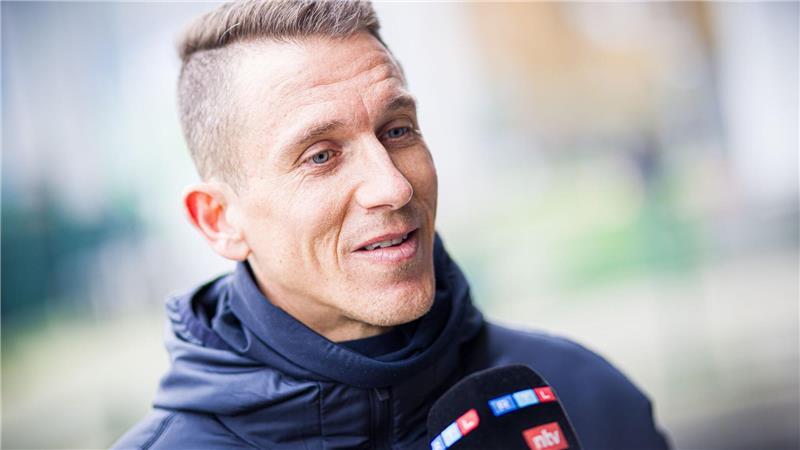 Nach der ersten Übungseinheit stellte er sich den Medien: Wolfsburg Interimstrainer Daniel Bauer. 