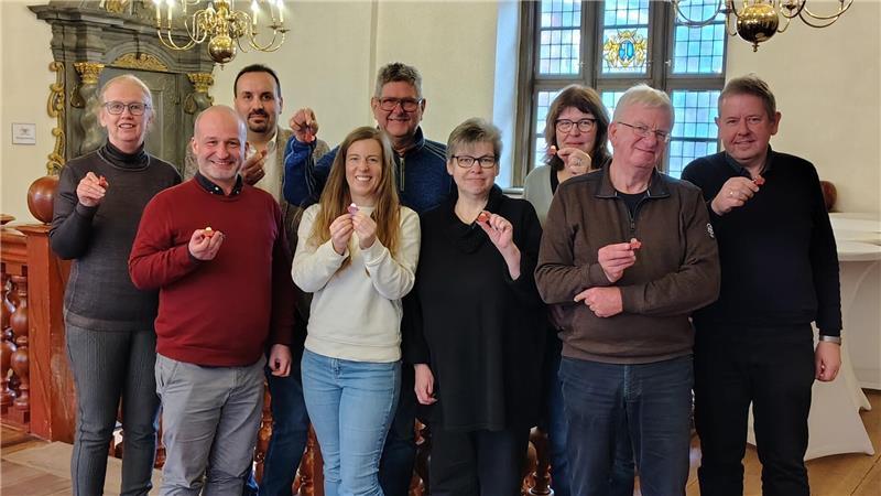 Nach der guten Tat: Ratsmitglieder, TAGEBLATT-Reporter und Spendenempfänger im historischen Stader Rathaus.