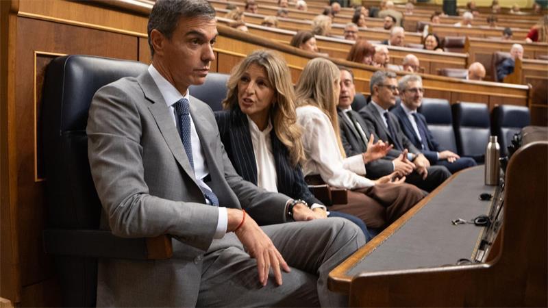 Nach der krachenden Niederlage seiner Dekrete zur Wohnungspolitik hat Spaniens linker Regierungschef Pedro Sánchez (l) die Notbremse gezogen und Neuwahlen angekündigt. (Archivbild)
