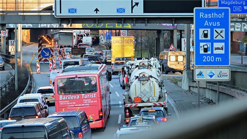 Jahrelange Vollsperrung einer Stadtautobahnbrücke in Berlin Nach der kurzfristigen Sperrung kam es im Berufsverkehr zu langen Staus.