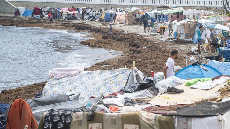 Spannungen bei Migranten-Verlegung in Ceuta Nach der massenhaften Ankunft hatten Tausende rund eineinhalb Monate unter schwierigen Bedingungen auf der Straße oder am Strand verbracht.