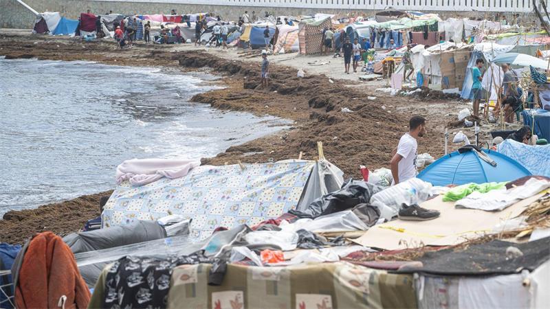 Nach der massenhaften Ankunft lebten Tausende seit Monaten unter schwierigen Bedingungen auf der Straße oder am Strand Trampolin. 