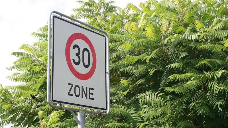 Altländer kämpft für Tempo 30 auf der L140 im Ortszentrum Jork Nach der neuen Rechtslage wäre auf der L140 und der K26 jetzt Tempo 30 möglich. (Symbolbild)