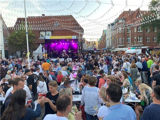 Nach der offiziellen Eröffnung nimmt die Feierfreude zur Musik von „Raum 27“ auf dem Petri-Platz weiter Fahrt auf. Foto: Weselmann