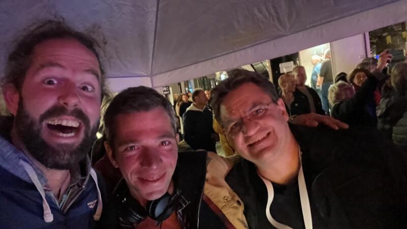 Nick Reinartz, Jan Sauerwein und Hasko Witte stehen für ein gemeinsames Foto am Westfleth beim Mischpult für die Ewer-Bühne