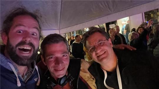 Nick Reinartz, Jan Sauerwein und Hasko Witte stehen für ein gemeinsames Foto am Westfleth beim Mischpult für die Ewer-Bühne