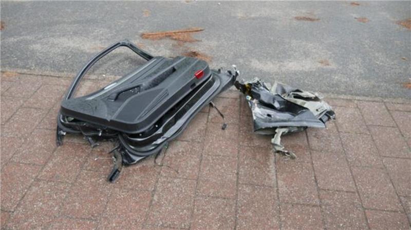 Taxifahrer übersieht Bus: Zwei Verletzte bei B73-Unfall am Kreidesee Nach der technischen Rettung durch die Feuerwehr wurde die schwer verletzte Beifahrerin zur Erstversorgung an Notärztin und Rettungsdienstpersonal übergeben.
