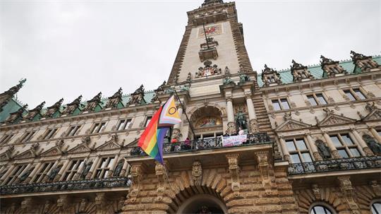 Nach der tödlichen Attacke am Rande des Berliner CSD ruft Hamburg Pride zur Demo auf. (Archivbild)
