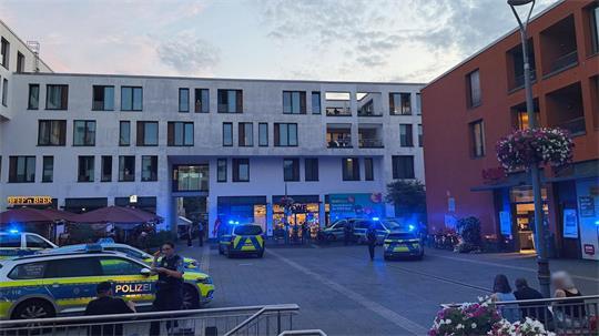 Nach der tödlichen Attacke gegen eine Frau in Kelkheim nahe Frankfurt laufen die Ermittlungen auf Hochtouren.