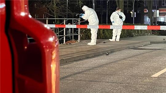 Nach der tödlichen Messerattacke am 22. März in Stade arbeitete die Spurensicherung bis tief in die Nacht.