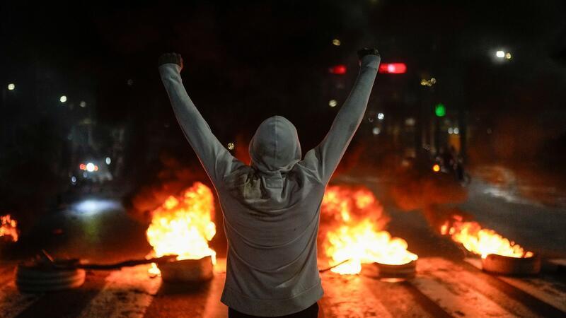 Machtprobe in Venezuela - Proteste gegen Maduros Wahlsieg Nach der umstrittenen Präsidentenwahl in Venezuela gehen viele Menschen auf die Straße.