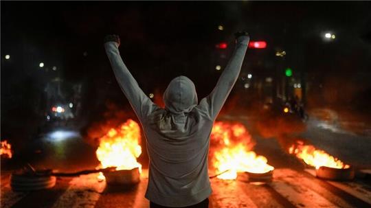 Nach der umstrittenen Präsidentenwahl in Venezuela gehen viele Menschen auf die Straße.