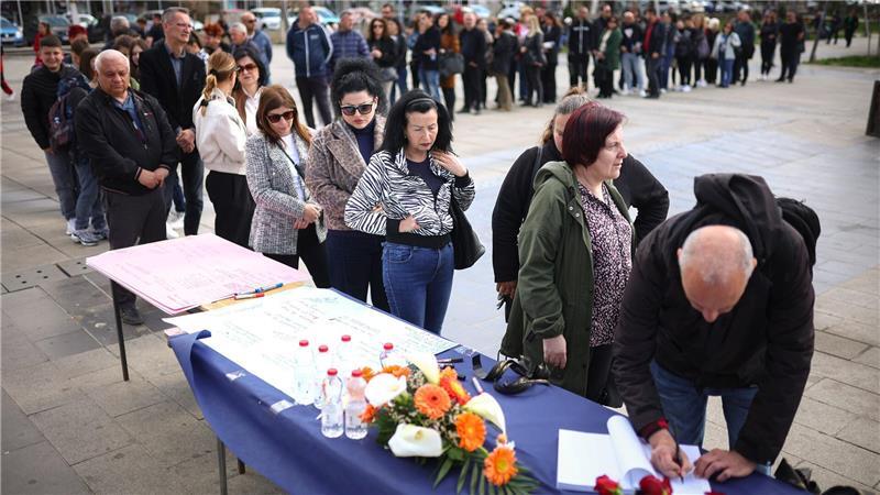 Brandopfer aus Nordmazedonien zur Behandlung im Ausland Nach der verheerenden Brandkatastrophe in der Diskothek in Kocani mit mindestens 59 Toten ist die Trauer in Nordmazedonien groß - die Menschen stehen Schlange, um sich in Kondolenzbücher einzutragen.