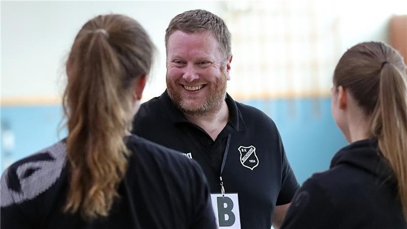SV Beckdorf punktet gegen die direkte Konkurrenz im Abstiegskampf Nach diesem Sieg kann er wieder lächeln: Beckdorfs Trainer Robert Frahm.