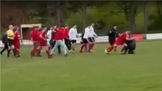 Nach diesen Szenen erhebt der TSV Lamstedt schwere Vorwürfe.