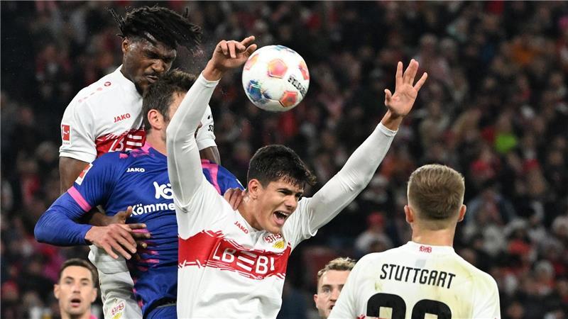 Nach medizinischem Notfall: VfB bezwingt Mainz mit 2:1 Nach dieser Szene gab es Strafstoß für Mainz.