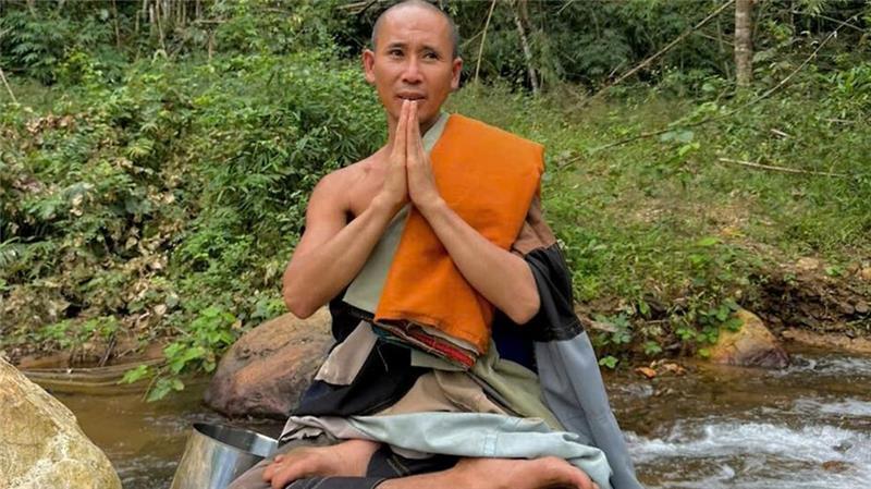 Nach eigenen Angaben schläft der Mönch Thich Minh Tue immer im Sitzen.