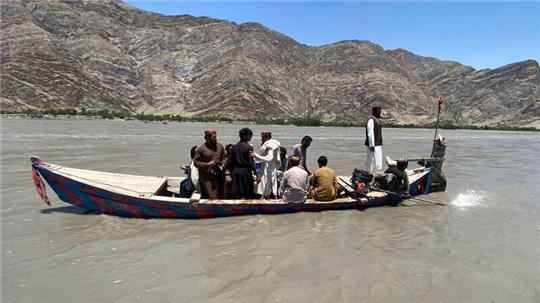 Nach eigenen Angaben sind Anwohner im Bezirk Mohmand Dara auf Boote als Transportmittel angwiesen, weil es keine Brücke gibt, die über den Fluss führt.