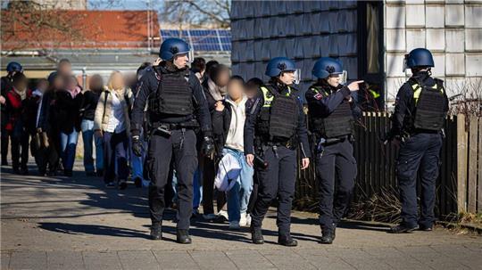 Nach einem Amok-Alarm an einer Braunschweiger Schule werden Schülerinnen und Schüler evakuiert. 