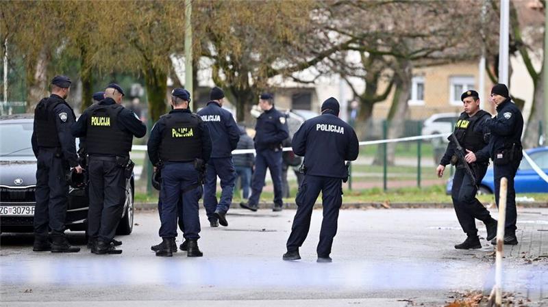Kind bei Angriff in kroatischer Schule gestorben Nach einem Angriff in einer Schule in Zagreb ist die Polizei im Einsatz. Der Täter hat mit einem Messer ein Kind getötet und vier weitere Menschen verletzt.