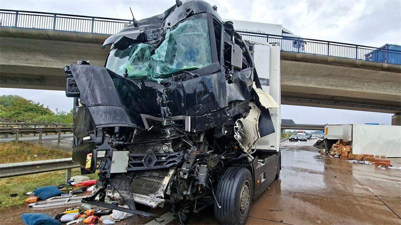 Kind (11) in Bremen von Auto erfasst – schwer verletzt Nach einem Auffahrunfall am Stauende auf der A1 bei Stuhr liegt ein Lkw-Anhänger quer über alle Fahrsteifen, die Autobahn ist in Richtung Osnabrück voll gesperrt.