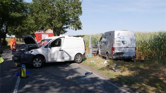 Nach einem Auffahrunfall auf der L116 in Lamstedt stehen ein VW Caddy und ein VW Crafter beschädigt am Straßenrand.