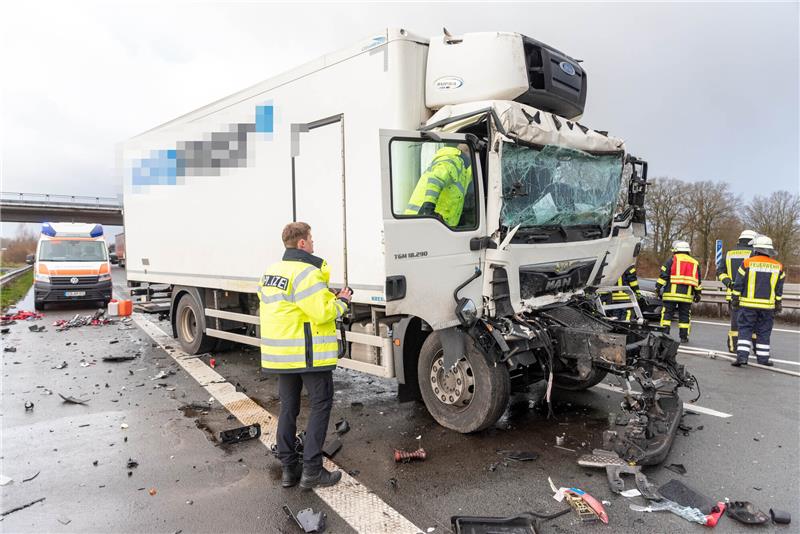 Schwere Unfälle und Staus am Morgen und Nachmittag Nach einem Auffahrunfall zwischen Sittensen und Heidenau kam der Fahrer des Lkw ums Leben. Foto: Joto