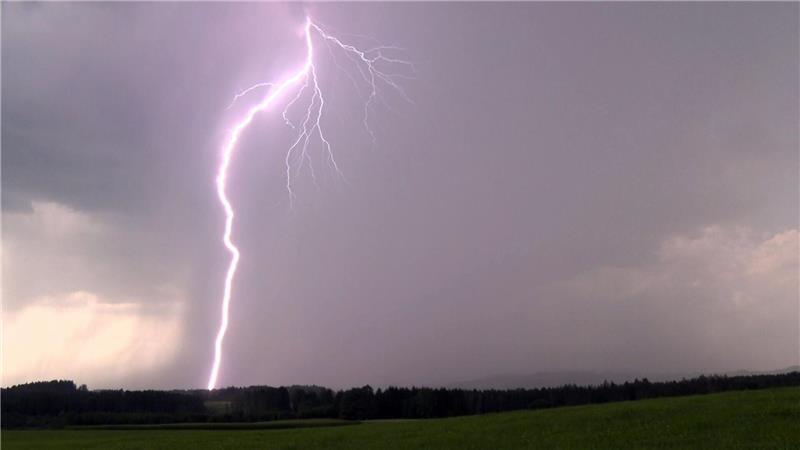 Blitzschlag trifft Sportfest - Junge Frau schwer verletzt Nach einem Blitzeinschlag in Rastatt-Niederbühl kommen sechs Personen verletzt in ein Krankenhaus. (Symbolbild)