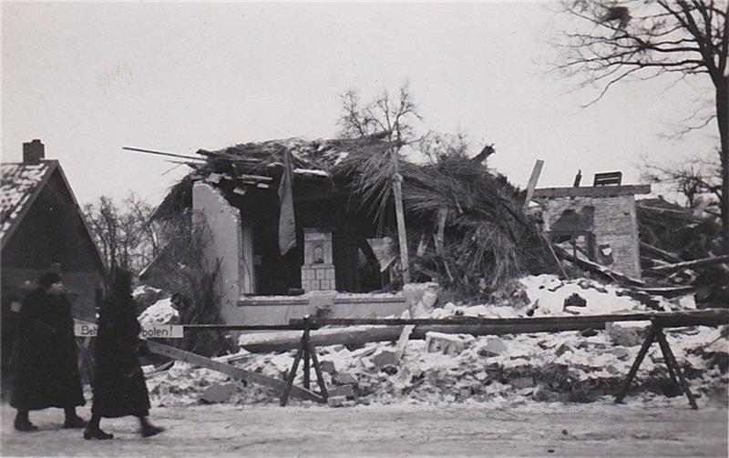 Nach einem Bombenangriff im Januar 1942 liegt das Gasthaus Pien in Trümmern. Nur der Kachelofen steht noch. Fünf Menschen starben. Foto: privat