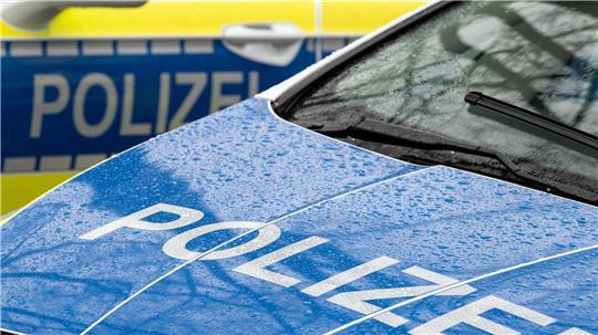 Nach einem Brand mit einem Schaden von rund 1,5 Millionen Euro hat die Polizei zwei junge Männer als Tatverdächtige ermittelt. (Symbolbild)