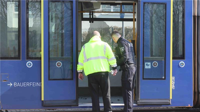 Nach einem Brandanschlag auf eine Frau ermittelt die Polizei in alle Richtungen.