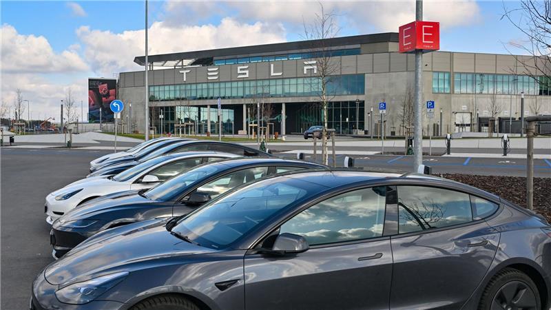 Anschläge auf die Stromversorgung in Deutschland Nach einem Brandanschlag auf einen Hochspannungsmast steht im März 2024 die Produktion in der Tesla-Autofabrik in Grünheide zeitweise still.