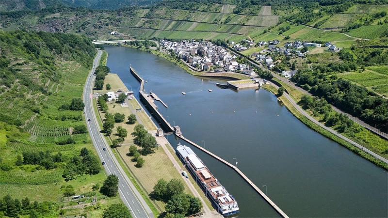 Nach einem Defekt an einem Fahrgastschiff fließen mehr als 100 Liter Diesel in die Mosel. (Symbolbild)
