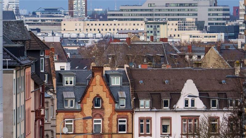 Nach einem Einbruch im Vorjahr sind die Immobilien-Investitionen im vergangenen Jahr nach Hochrechnungen des Branchenverbands IVD wieder gestiegen. (Symbolbild)